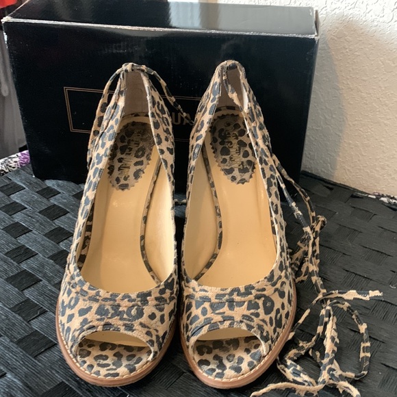 Colin Stuart leopard suede leather wooden wedge. With detachable straps. Size 10 - Picture 2 of 6